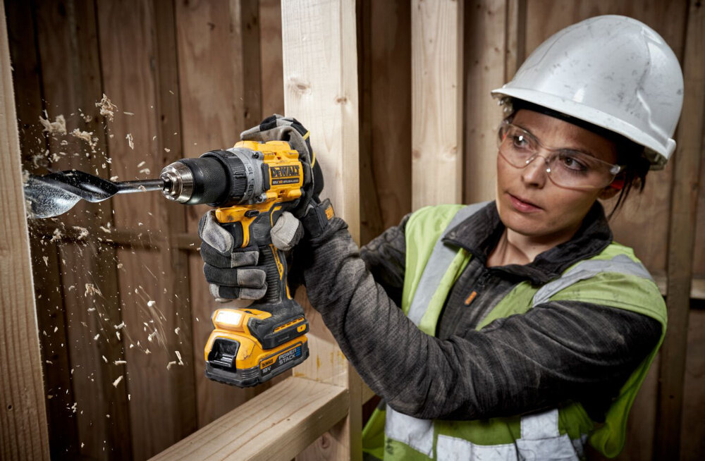 Wiertarko-wkrętarka DEWALT DCD800E1T dla majsterkowiczow dla profesjonalistow funkcjonalnosc wiertarki i wkretarki lekka konstrukcja dwa biegi ergonomiczna budowa