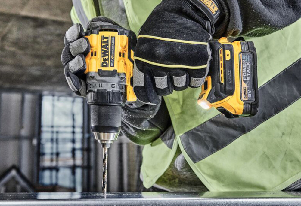 Wiertarko-wkrętarka DEWALT DCD800E1T akumulator Li-Ion z serii PowerStack pojemnosc 1,7 Ah technologia litowo-jonowa swobodna praca akumulator szybka ladowarka