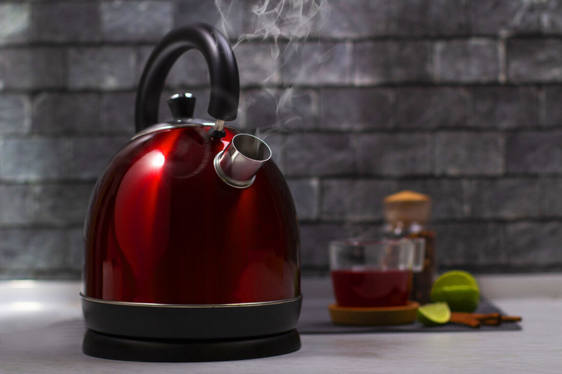 Czajnik BERLINGER HAUS Burgundy BH-9334 design wykonczenie wyglad wykonanie wysoki polysk kolor kolorystyka