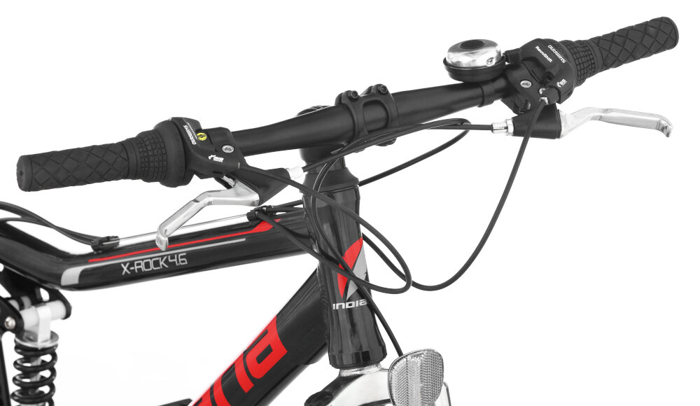 Rower górski MTB INDIANA X-Rock 4.6 M17 26 cali męski Czarno-czerwony prosta kierownica typu A-head wspornik montowany za pomocą obejmy na rurze widelca długość i kąt nachylenia pozycja rowerzysty manetki kierownicy pokryte antypoślizgowym materiałem dzwonek