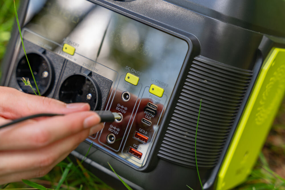 Stacja zasilania XLINE XPS600 porty wejścia gniazda