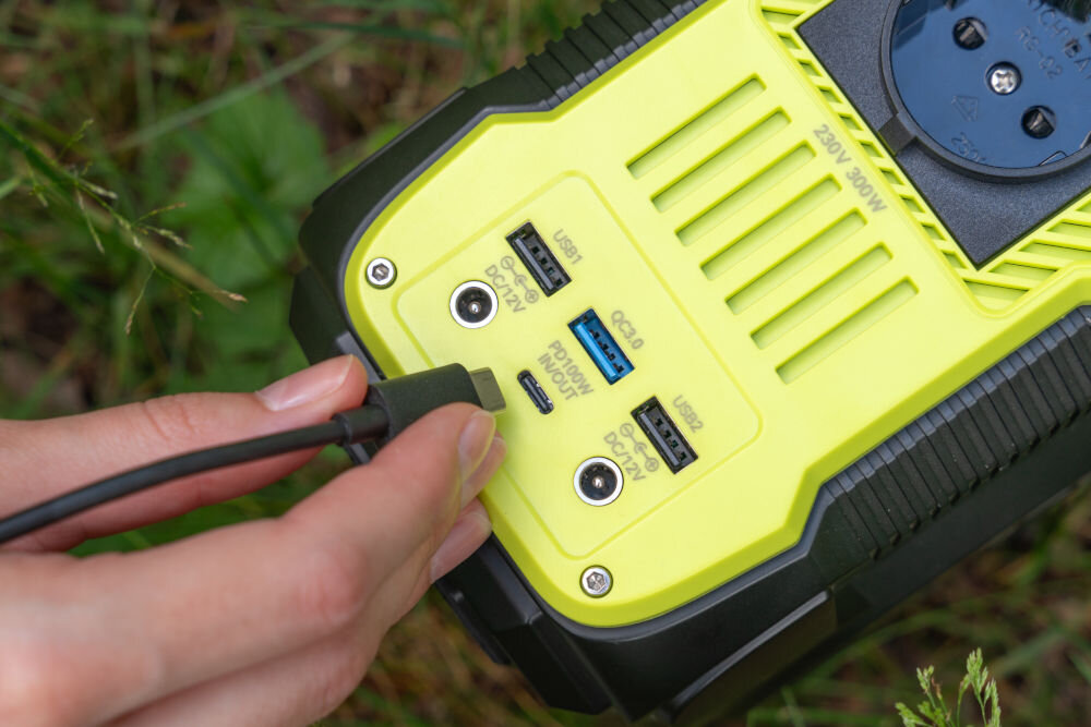 Stacja zasilania XLINE XPS300 porty wejścia gniazda