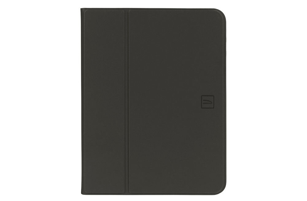 Czarne etui na tablet z widocznym logo w formie prostokąta z zaokrąglonymi rogami i symbolem wewnątrz. Etui ma prosty, minimalistyczny design z wyraźnym podziałem na sekcje.