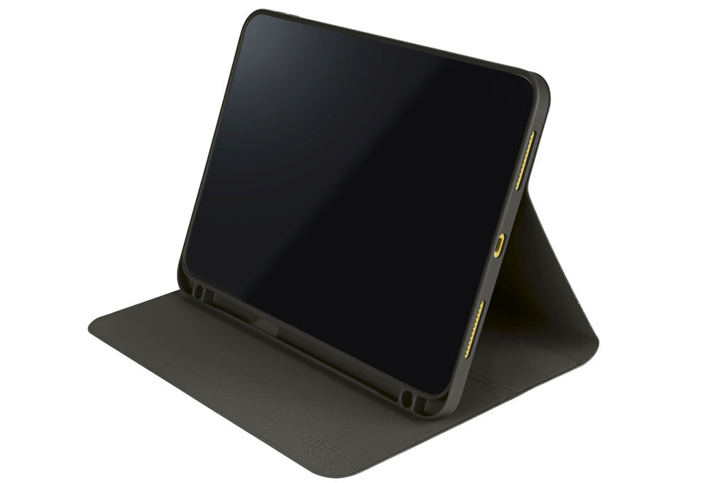 Czarne etui na tablet ustawione w pozycji stojącej, z widocznymi wycięciami na przyciski i porty. Na etui wytłoczony jest napis \'TUCANO\'.
