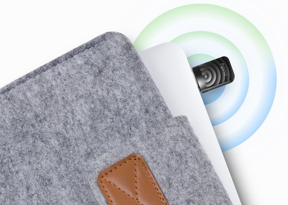 Karta sieciowa CUDY WU1300S Mały adapter USB włożony do laptopa, częściowo schowanego w szarej filcowej torbie z brązowym elementem skórzanym. Wokół adaptera widoczne są kolorowe fale symbolizujące sygnał, opis