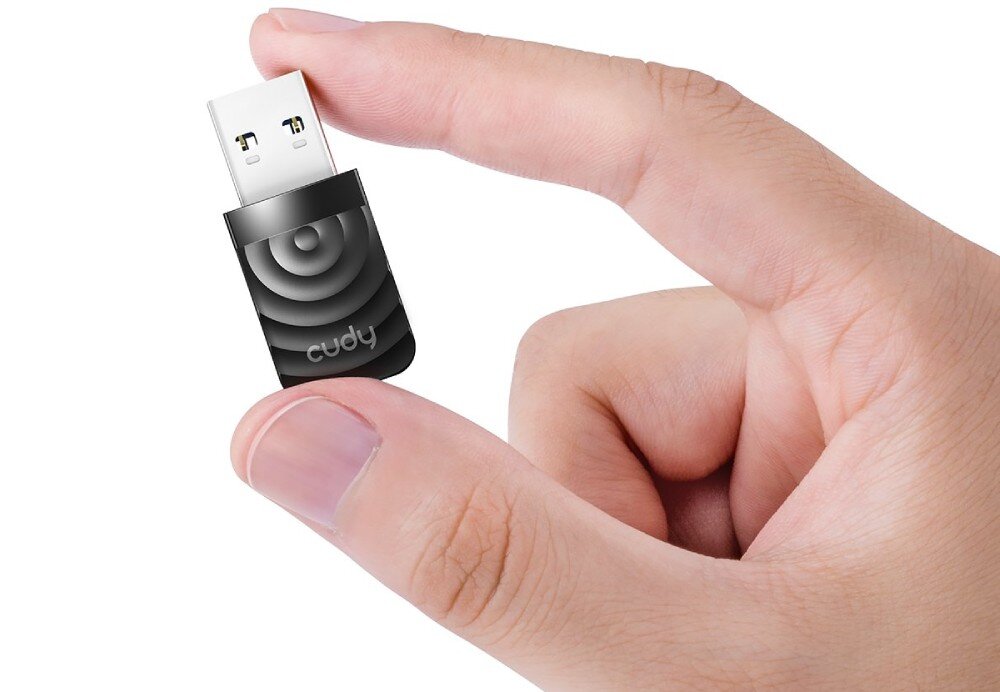 Karta sieciowa CUDY WU1300S Mały adapter USB trzymany między kciukiem a palcem wskazującym jednej dłoni, interfejs, podłączenie, kompatybilność