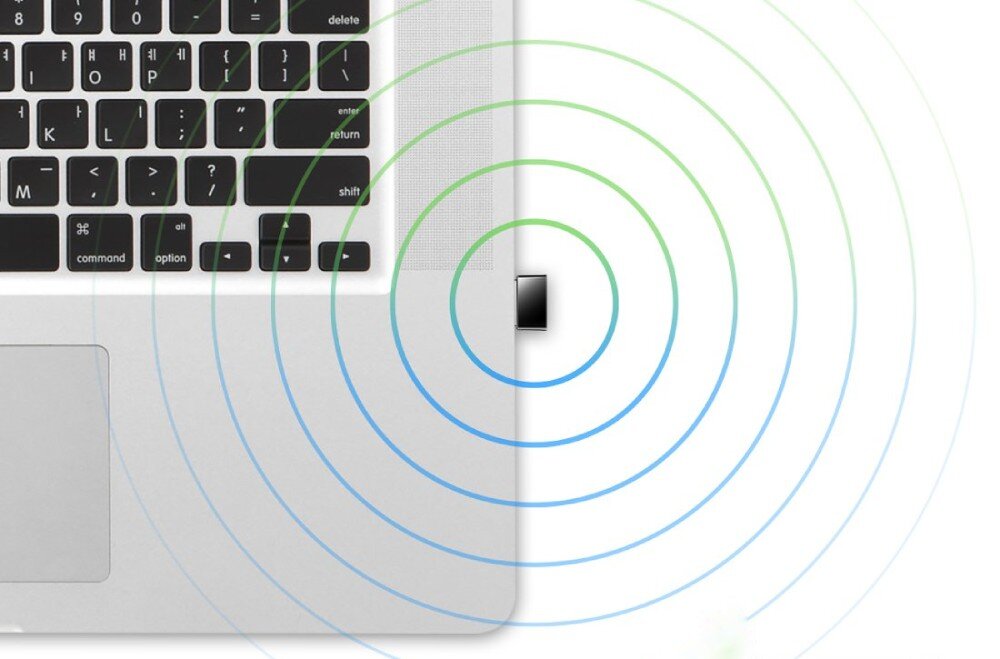 Karta sieciowa CUDY WU650 Laptop widziany z góry z włożonym adapterem USB, wokół którego rozchodzą się kolorowe fale symbolizujące zasięg sygnału, działanie, wielkość