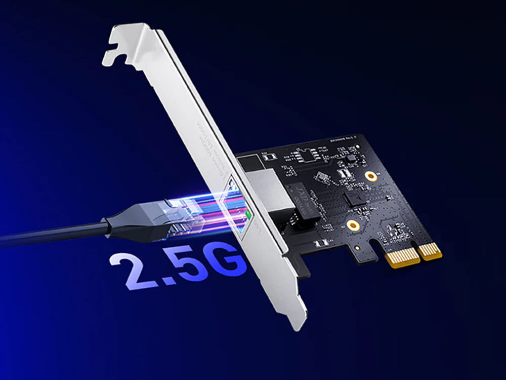 Karta sieciowa CUDY PE25 Karta sieciowa PCI Express z podłączonym kablem Ethernet, symbolizującym szybki transfer danych. Na tle widnieje cyfrowy napis 2.5G, podkreślający prędkość 2.5 Gigabit na sekundę
