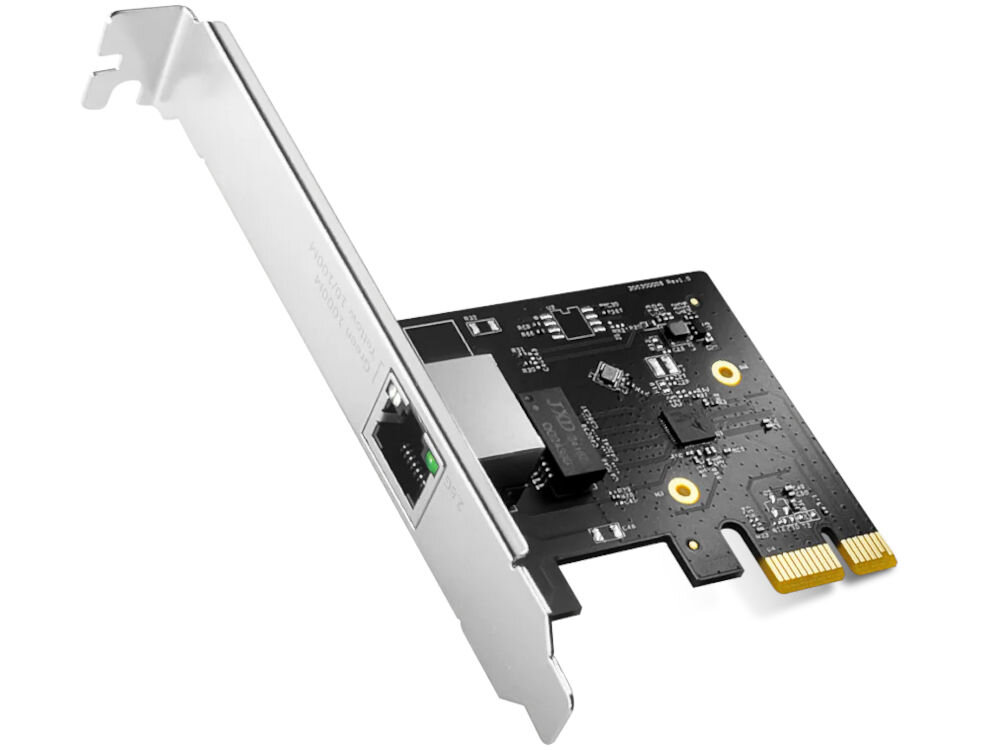 Karta sieciowa CUDY PE25 Karta sieciowa PCI Express (NIC) pod kątem, ukazująca złącze RJ45 i złote piny interfejsu PCI-E. Karta ma czarny PCB i metalowy, srebrny śledź montażowy