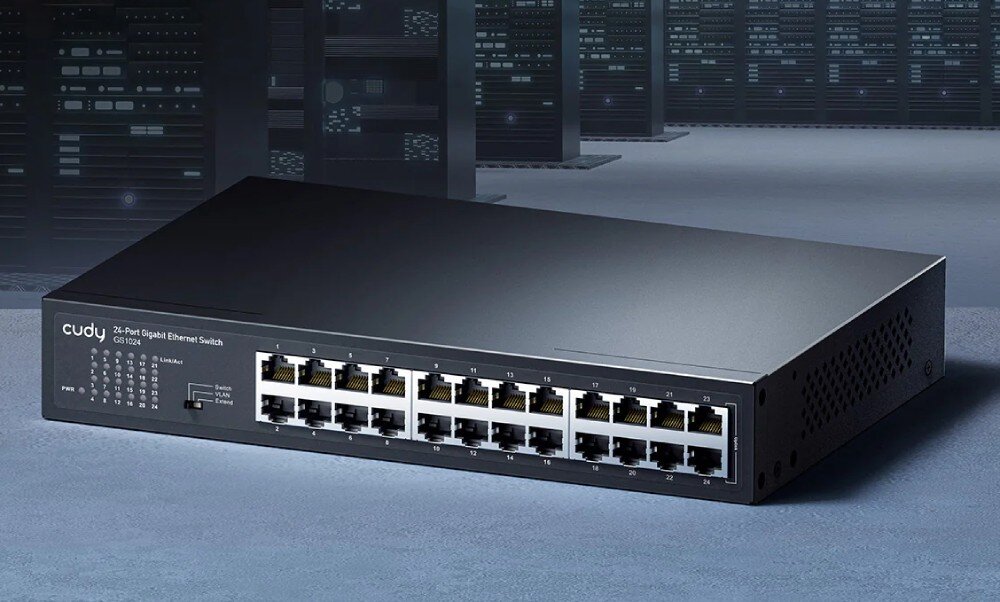 Switch CUDY GS1024 Czarny przełącznik sieciowy umieszczony w serwerowni, posiadający 24 porty Ethernet RJ-45. Panel przedni wyposażony w diody sygnalizujące status połączeń, opis