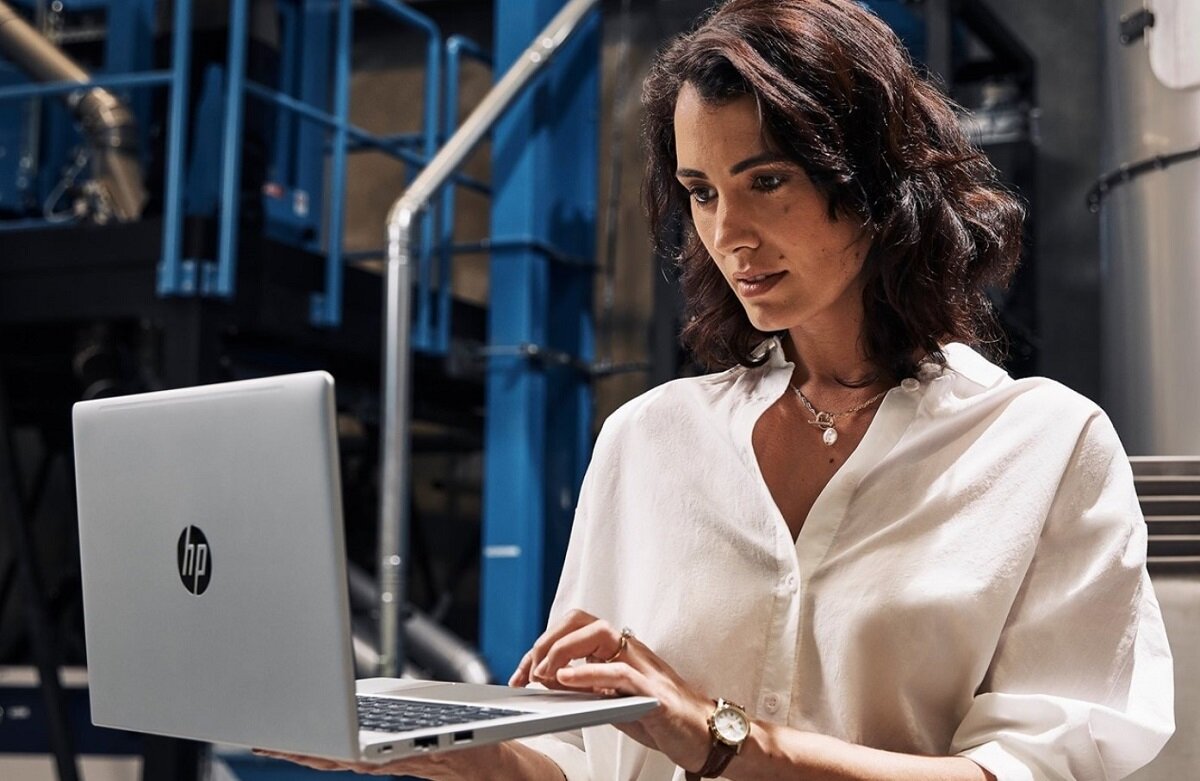 Laptop HP matowa matryca procesor rdzenie taktowanie wydajność rozrywka praca kąty widzenia rozdzielczość karta graficzna jakość dysk RAM ekran częstotliwość złącza