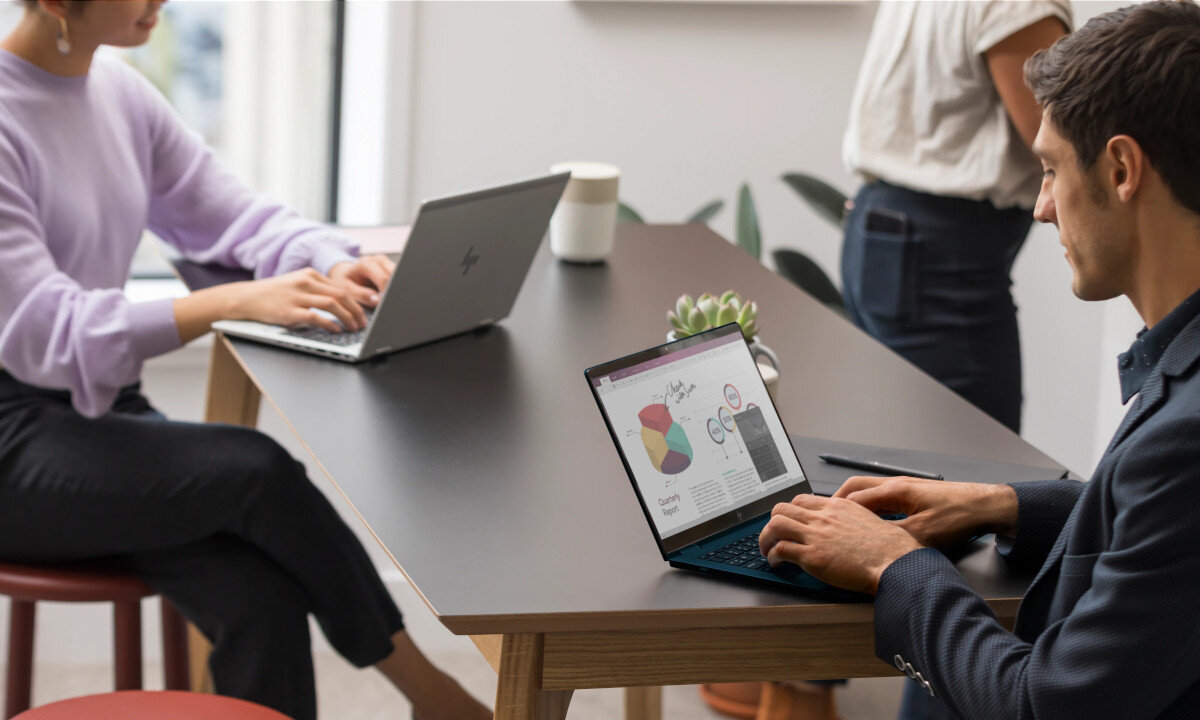 Laptop HP EliteBook 850 G8 szybki dysk SSD procesor rdzenie taktowanie wydajność rozrywka praca kąty widzenia rozdzielczość karta graficzna jakość dysk RAM ekran częstotliwość złącza