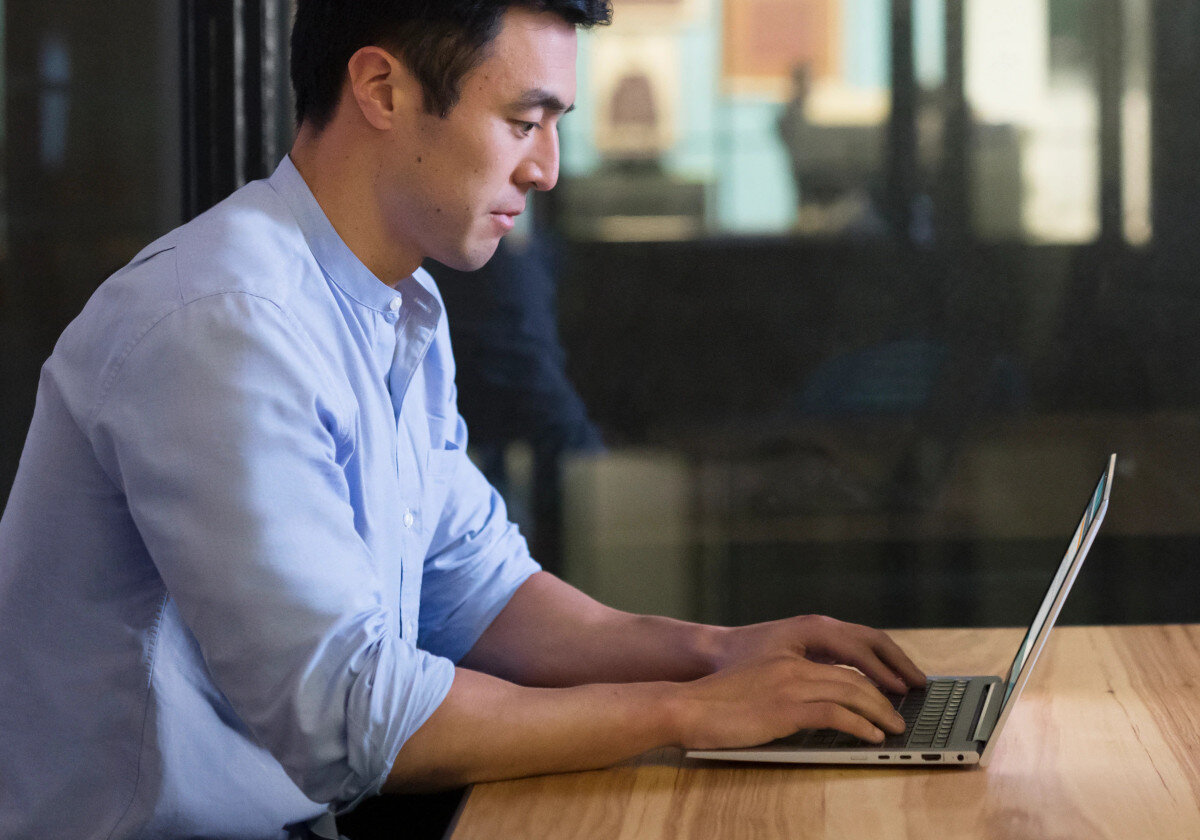 Laptop HP EliteBook 850 G8 pojemna pamiec RAM procesor rdzenie taktowanie wydajność rozrywka praca kąty widzenia rozdzielczość karta graficzna jakość dysk RAM ekran częstotliwość złącza