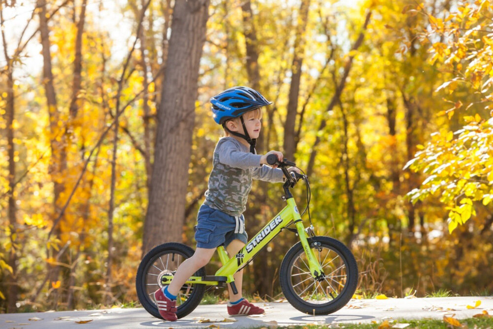 Rowerek biegowy STRIDER 14x Sport Zielony rozwija równowagę pewność siebie żwawość w zielonym kolorze dla dzieci w wieku od 3 do 7 roku życia