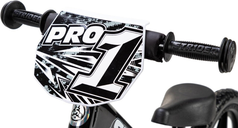 Rowerek biegowy STRIDER Pro 12 ST-P4BK Czarny regulowana kierownica w zakresie 46-56 cm kierownica mini-Grip niewielkie uchwyty z pianki uretanowej ochronne końcówkami zabezpieczają ręce przed ześlizgnięciem się na boki piankowa nakładka na kierownicę