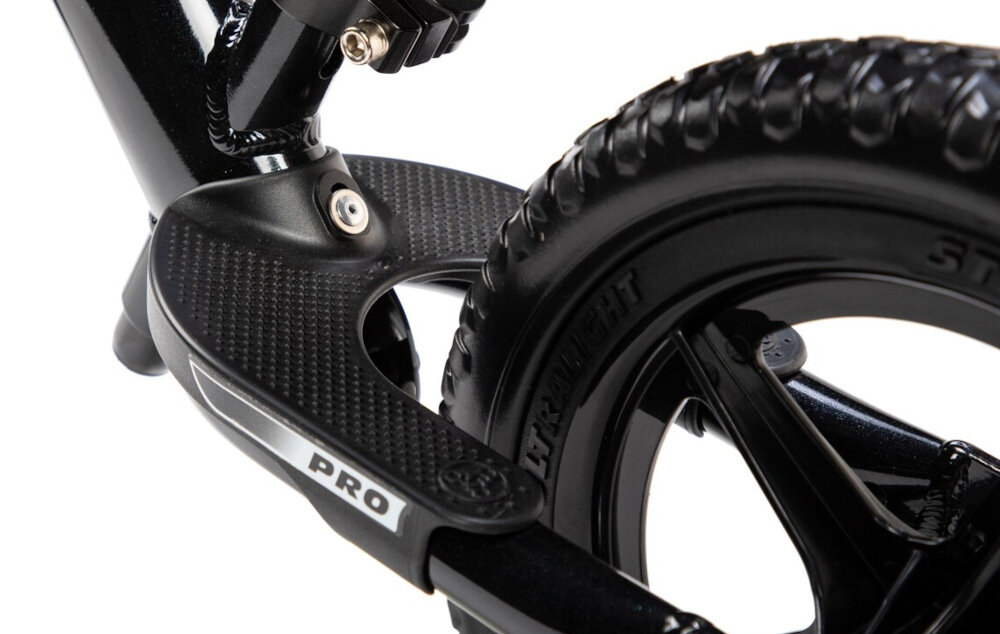 Rowerek biegowy STRIDER Pro 12 ST-P4BK Czarny długa zabawa komfort wyprofilowany podnóżek antypoślizgowa nawierzchnia