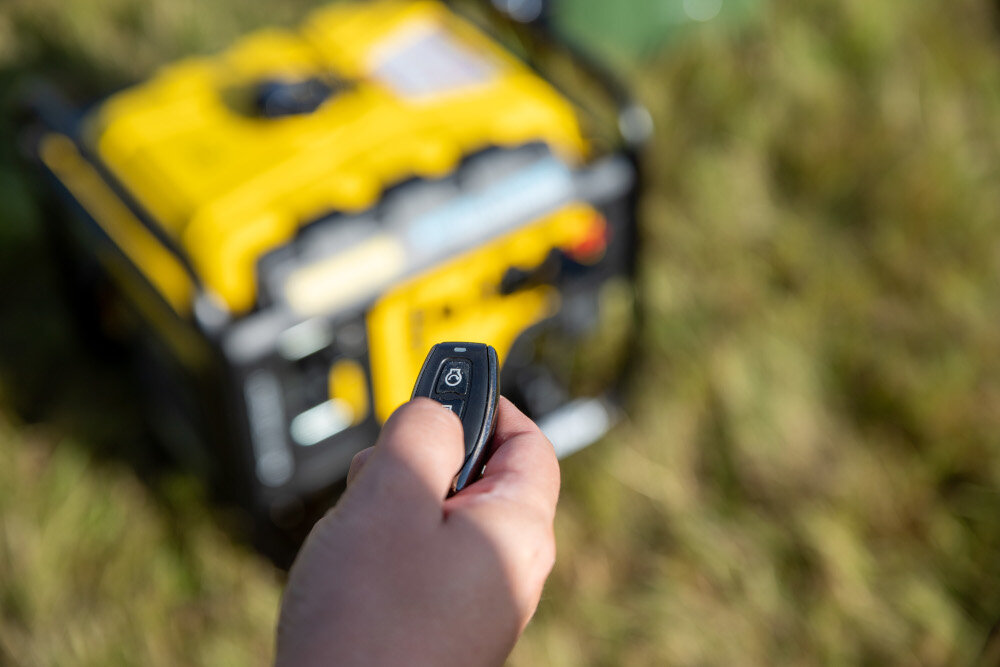 Agregat prądotwórczy CHAMPION CPG4000DHY-EU zaawansowane funkcje ochronne automatyczne wylaczanie w przypadku niskiego poziomu oleju system AVR wygodne uzytkowanie pilot zdalnego sterowania z odleglosci do 24 m