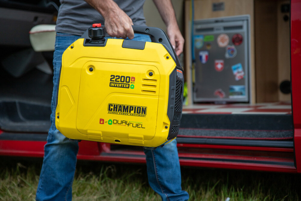 Agregat prądotwórczy CHAMPION 92001I-DF-EU inwerterowy moc 2,2 kW waga 17,9 kg niezawodne zrodlo energii lekka forma
