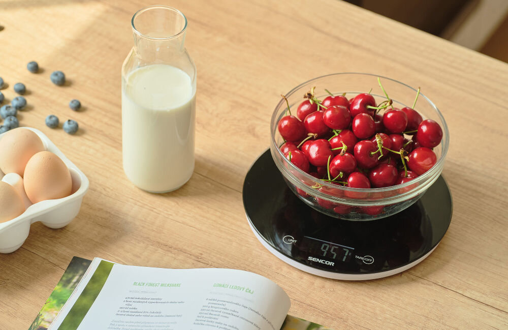 Waga kuchenna SENCOR SKS 5330 Czarny czarna okrągła waga stoi na blacie wyświetlacz przyciski miska z owocami na wadze precyzyjne ważenie