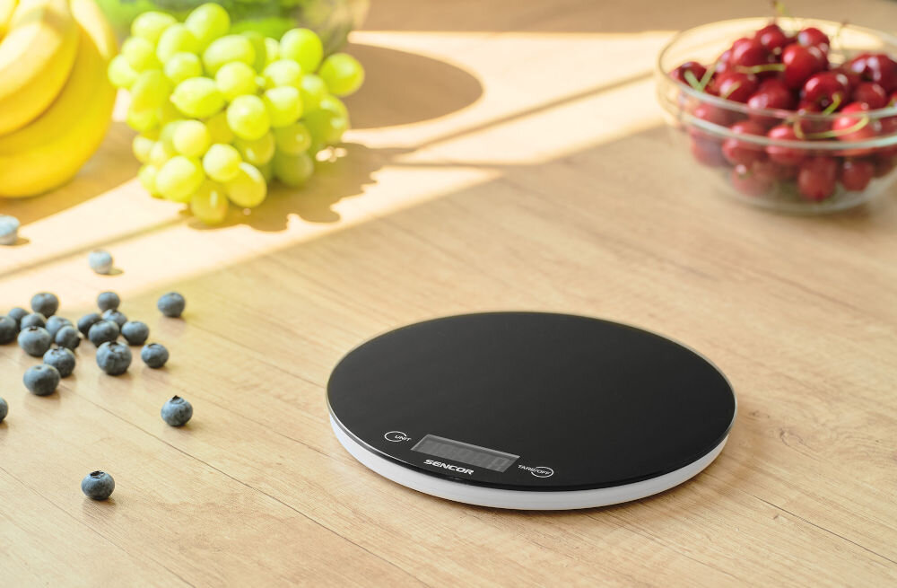 Waga kuchenna SENCOR SKS 5330 Czarny czarna okrągła waga lezy na blacie wyświetlacz przyciski cztery precyzyjne czujniki dokładność ważenia do 1 grama maksymalne obciążenie do 5 kg funkcja Tare ważenie kolejnych składników samoistnie się wyłącza wskaźniki przeciążenia i słabej baterii do codziennego gotowania i pieczenia 