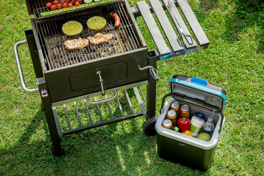 Lodówka SENCOR SCM 2224BL-EUE3 Czarno-niebieski pojemność 24 l dla podróżujących miłośników kempingu możliwośc podłączenia do zasilania 12 V 230 V wygodne użytkowanie w trasie miejsce docelowe wszechstronna funkcje chłodzenia grzania przechowywanie napojów żywności optymalne warunki 