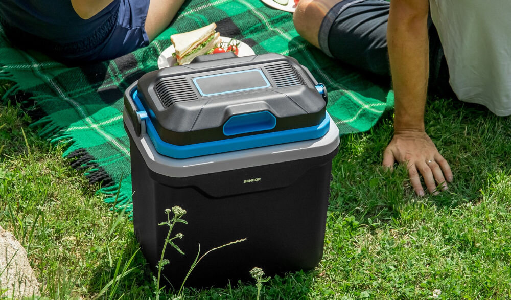 Lodówka SENCOR SCM 2224BL-EUE3 Czarno-niebieski funkcja ECO automatyczne wyłączenie chłodzenia po uzyskaniu 12 stopni element oszczędnościowy wysoka jakośc izolacji termicznej silnik bezszczotkowy system wentylacji efektywne utrzymanie stałej temperatury mniejsze zużycie energii elektrycznej 