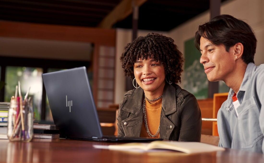 Laptop HP Spectre x360 16 - aluminium z recyklingu