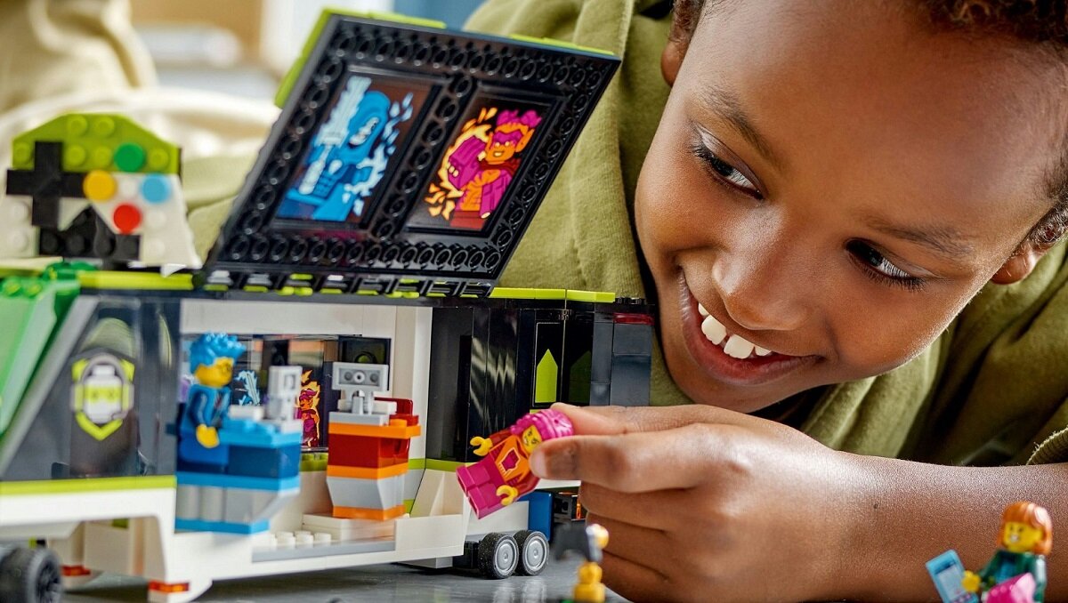 LEGO City Ciężarówka na turniej gier 60388 dziecko kreatywność zabawa nauka rozwój klocki figurki minifigurki jakość tradycja konstrukcja nauka wyobraźnia role jakość bezpieczeństwo wyobraźnia budowanie pasja hobby funkcje
