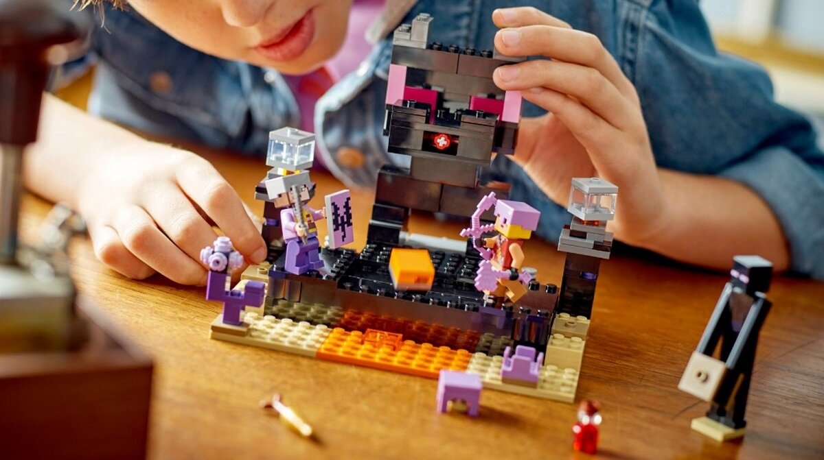 LEGO Minecraft Arena Endu 21242 dziecko kreatywność zabawa nauka rozwój klocki figurki minifigurki jakość tradycja konstrukcja nauka wyobraźnia role jakość bezpieczeństwo wyobraźnia budowanie pasja hobby funkcje instrukcje
