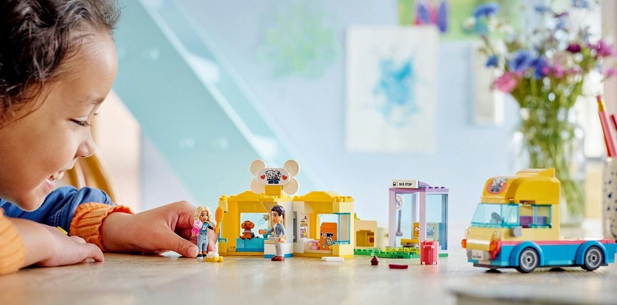 LEGO Friends Furgonetka ratunkowa dla psów 41741 dziecko kreatywność zabawa nauka rozwój klocki figurki minifigurki jakość tradycja konstrukcja nauka wyobraźnia role jakość bezpieczeństwo wyobraźnia budowanie pasja hobby funkcje instrukcje pies stół szczota mydło śmietnik kupa woda jedzenie