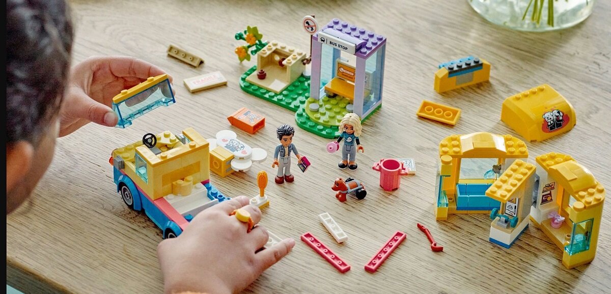 LEGO Friends Furgonetka ratunkowa dla psów 41741 dziecko kreatywność zabawa nauka rozwój klocki figurki minifigurki jakość tradycja konstrukcja nauka wyobraźnia role jakość bezpieczeństwo wyobraźnia budowanie pasja hobby funkcje instrukcje pies stół szczota mydło śmietnik kupa woda jedzenie