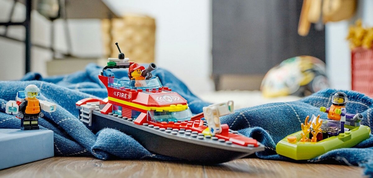 LEGO City Łódź strażacka 60373 dziecko kreatywność zabawa nauka rozwój klocki figurki minifigurki jakość tradycja konstrukcja nauka wyobraźnia role jakość bezpieczeństwo wyobraźnia budowanie pasja hobby funkcje instrukcja aplikacja LEGO Builder