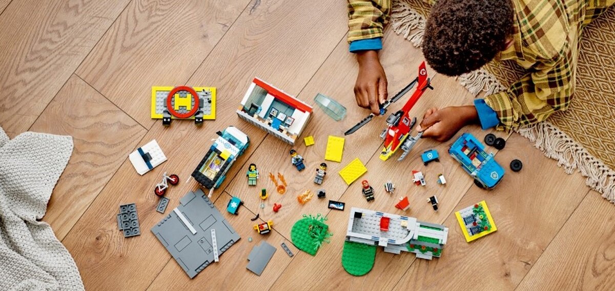 LEGO City Parking dla pojazdów uprzywilejowanych 60371 dziecko kreatywność zabawa nauka rozwój klocki figurki minifigurki jakość tradycja konstrukcja nauka wyobraźnia role jakość bezpieczeństwo wyobraźnia budowanie pasja hobby funkcje helikopter karetka