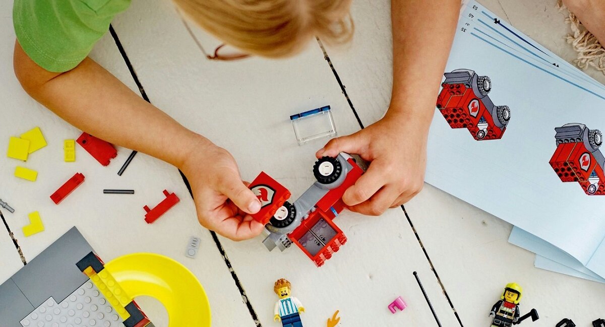 LEGO City Remiza strażacka i wóz strażacki 60375 dziecko kreatywność zabawa nauka rozwój klocki figurki minifigurki jakość tradycja konstrukcja nauka wyobraźnia role jakość bezpieczeństwo wyobraźnia budowanie pasja hobby funkcje instrukcje remiza strażak pożar akcja