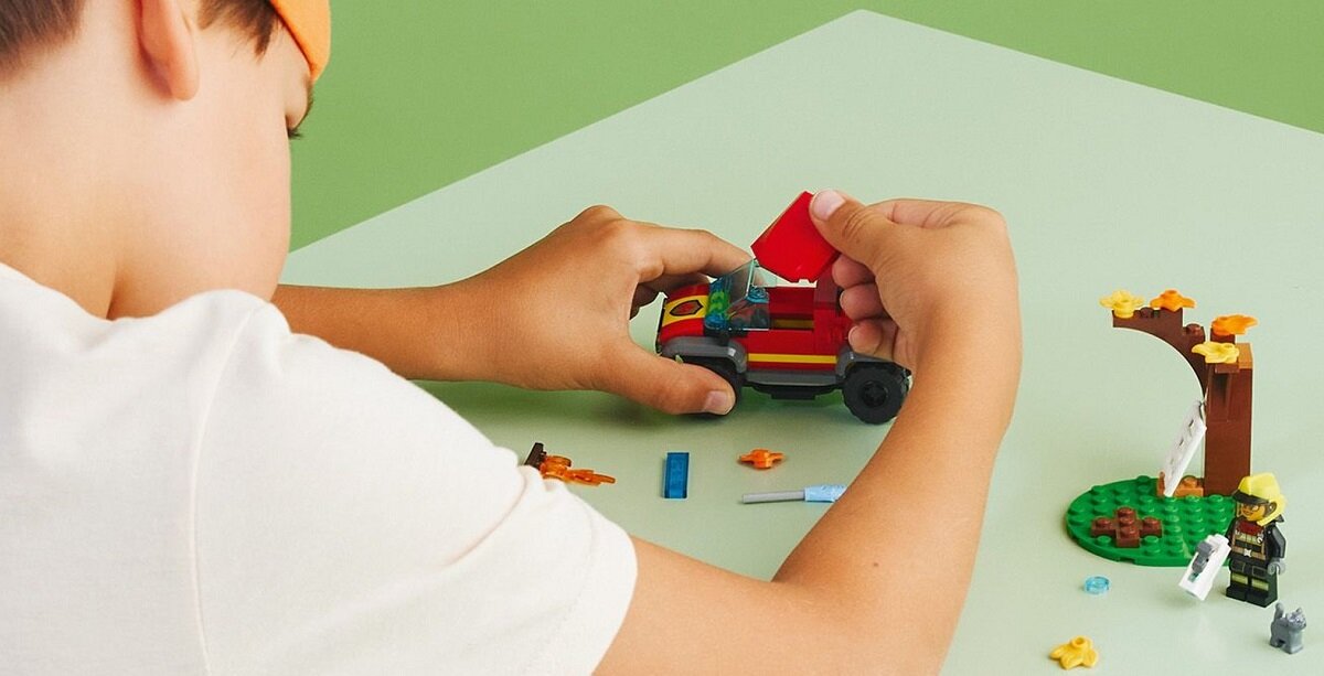 LEGO City Wóz strażacki 4x4 – misja ratunkowa 60393 dziecko kreatywność zabawa nauka rozwój klocki figurki minifigurki jakość tradycja konstrukcja nauka wyobraźnia role jakość bezpieczeństwo wyobraźnia budowanie pasja hobby funkcje instrukcja aplikacja LEGO Builder