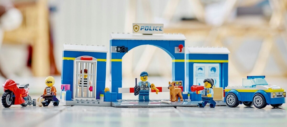 LEGO City Posterunek policji – pościg 60370 dziecko kreatywność zabawa nauka rozwój klocki figurki minifigurki jakość tradycja konstrukcja nauka wyobraźnia role jakość bezpieczeństwo wyobraźnia budowanie pasja hobby funkcje biuro więzenie złodziej ucieczka instrukcje radiowóz motocykl