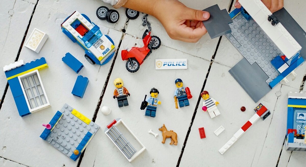 LEGO City Posterunek policji – pościg 60370 dziecko kreatywność zabawa nauka rozwój klocki figurki minifigurki jakość tradycja konstrukcja nauka wyobraźnia role jakość bezpieczeństwo wyobraźnia budowanie pasja hobby funkcje biuro więzenie złodziej ucieczka instrukcje radiowóz motocykl