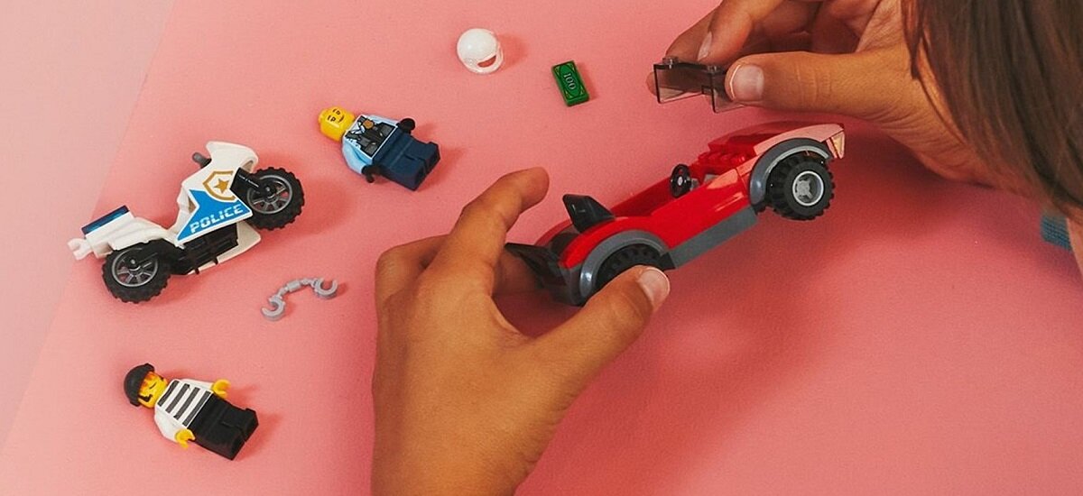 LEGO City Motocykl policyjny – pościg za samochodem 60392 dziecko kreatywność zabawa nauka rozwój klocki figurki minifigurki jakość tradycja konstrukcja nauka wyobraźnia role jakość bezpieczeństwo wyobraźnia budowanie pasja hobby funkcje instrukcja aplikacja LEGO Builder