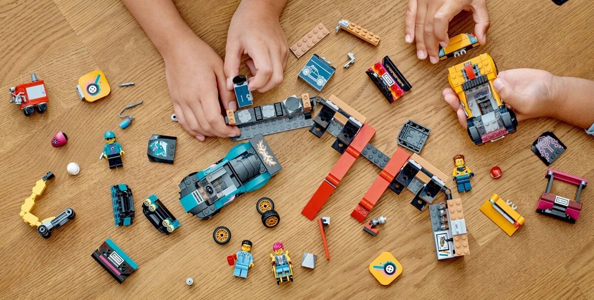 LEGO City Warsztat tuningowania samochodów 60389 dziecko kreatywność zabawa nauka rozwój klocki figurki minifigurki jakość tradycja konstrukcja nauka wyobraźnia role jakość bezpieczeństwo wyobraźnia budowanie pasja hobby funkcje instrukcje tuning samochody silnik moduły