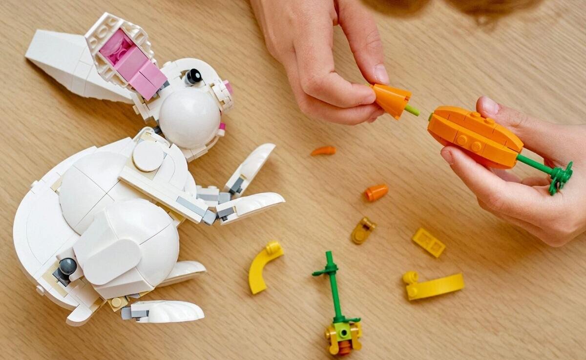 LEGO Creator 3 w 1 Biały królik 31133 dziecko kreatywność zabawa nauka rozwój klocki figurki minifigurki jakość tradycja konstrukcja nauka wyobraźnia role jakość bezpieczeństwo wyobraźnia budowanie pasja hobby funkcje instrukcje papuga foka