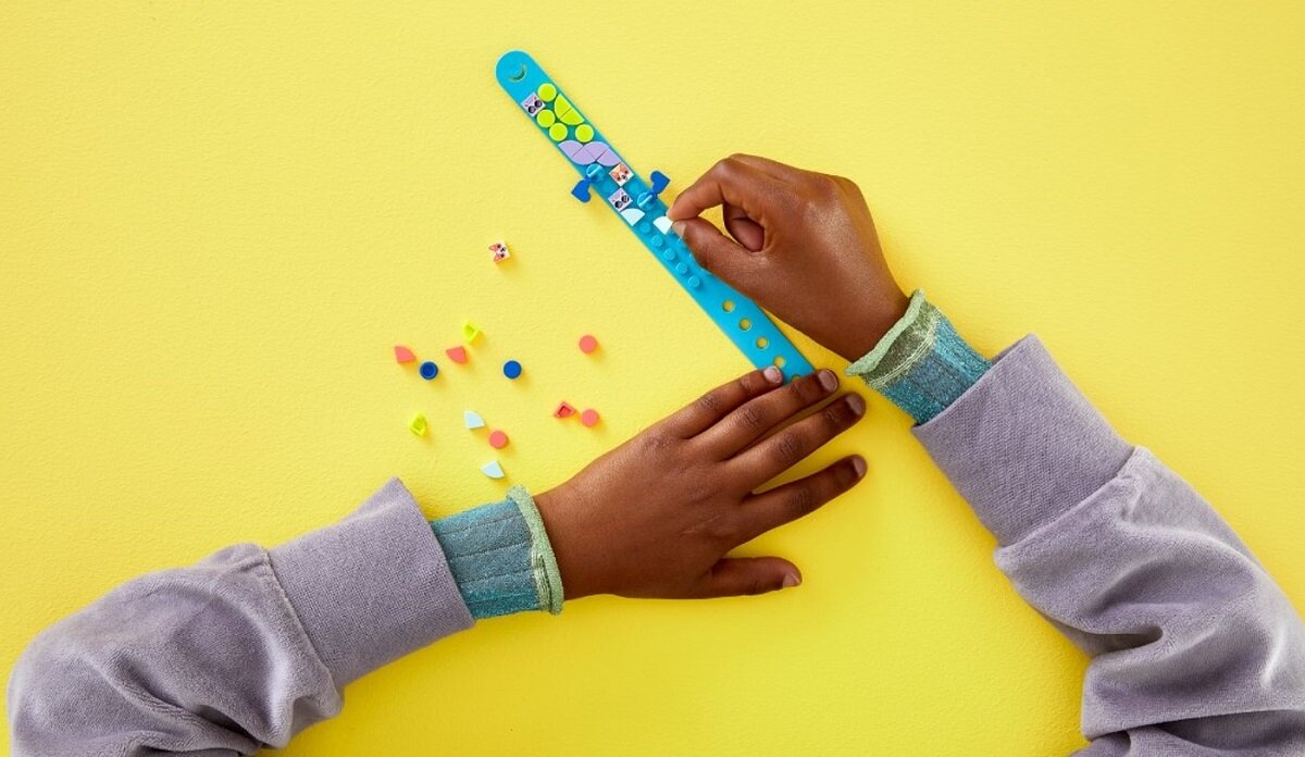 LEGO DOTS Moje zwierzaki — bransoletka 41801 dziecko kreatywność zabawa nauka rozwój klocki figurki minifigurki jakość tradycja konstrukcja nauka wyobraźnia role jakość bezpieczeństwo wyobraźnia budowanie pasja hobby funkcje instrukcja aplikacja LEGO Builder