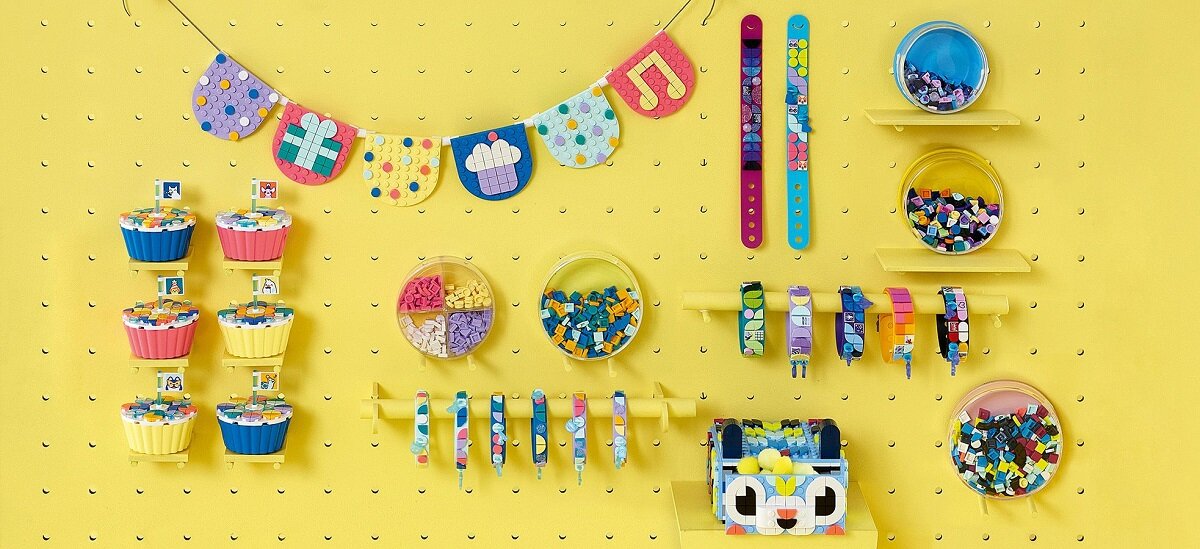 LEGO Dots Dodatki DOTS - seria 8, błyskotki 41803 dziecko kreatywność zabawa nauka rozwój klocki figurki minifigurki jakość tradycja konstrukcja nauka wyobraźnia role jakość bezpieczeństwo wyobraźnia budowanie pasja hobby funkcje instrukcja aplikacja LEGO Builder