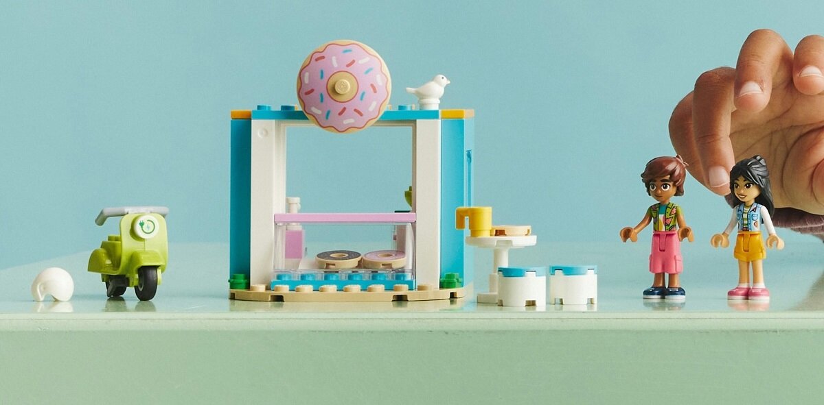 LEGO® Friends Cukiernia z pączkami 41723 dziecko kreatywność zabawa nauka rozwój klocki figurki minifigurki jakość tradycja konstrukcja nauka wyobraźnia role jakość bezpieczeństwo wyobraźnia budowanie pasja hobby funkcje instrukcje pączki Leo Liann