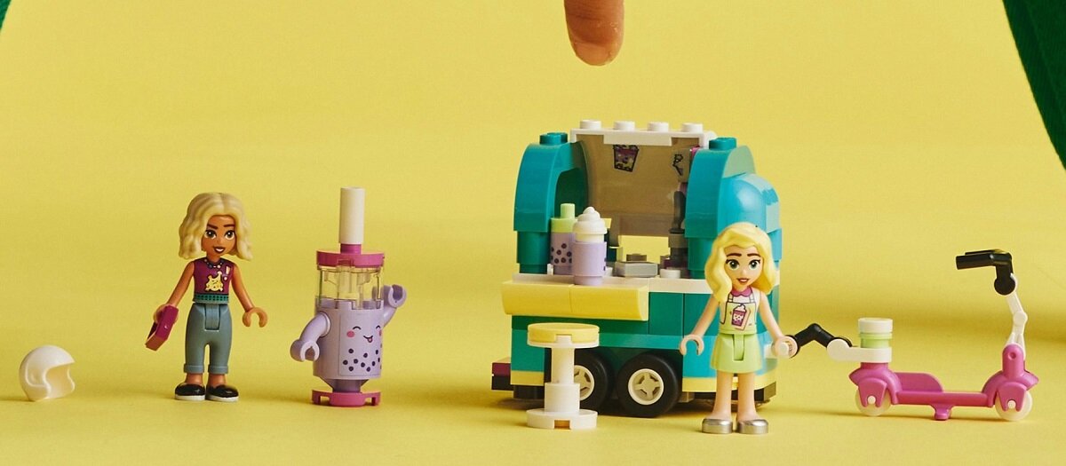 LEGO Friends Mobilny sklep z bubble tea 41733 dziecko kreatywność zabawa nauka rozwój klocki figurki minifigurki jakość tradycja konstrukcja nauka wyobraźnia role jakość bezpieczeństwo wyobraźnia budowanie pasja hobby funkcje instrukcje przyczepka kasa stolik maskotka menu