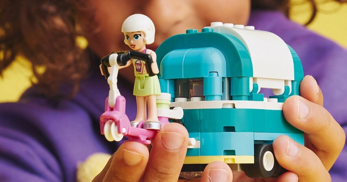 LEGO Friends Mobilny sklep z bubble tea 41733 dziecko kreatywność zabawa nauka rozwój klocki figurki minifigurki jakość tradycja konstrukcja nauka wyobraźnia role jakość bezpieczeństwo wyobraźnia budowanie pasja hobby funkcje instrukcje przyczepka kasa stolik maskotka menu