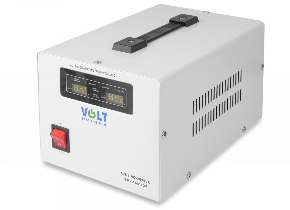 Stabilizator napięcia VOLT AVR Pro Białe urządzenie elektryczne widoczne z perspektywy bocznej, mające na froncie wyświetlacz LCD, czarny włącznik i otwory wentylacyjne, a na boku dodatkowe wycięcia chłodzące oraz uchwyty na górnej powierzchni