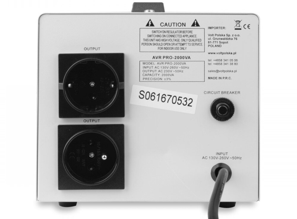 Stabilizator napięcia VOLT AVR Pro Tylny panel białej metalowej obudowy urządzenia z dwoma gniazdkami elektrycznymi po prawej stronie, okrągłym wywietrznikiem wentylatora pośrodku oraz bezpiecznikiem i osłoną złączy po lewej stronie, a także naklejkami informacyjnymi i dwoma czarnymi uchwytami na górze