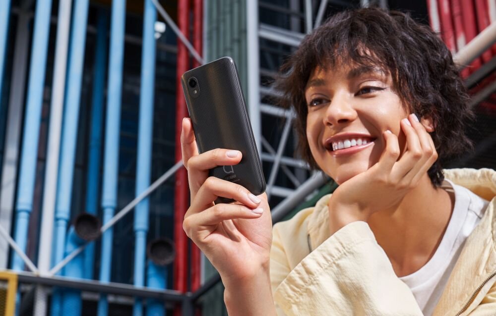 Smartfon ALCATEL 1 2022 ekran bateria aparat procesor ram pamięć pojemność rozdzielczość zdjęcia filmy opis dane cechy blokady system łączność wifi bluetooth obudowa szkło odporność porty muzyka transfer sieć przekątna matryca waga czujniki oled amoled ips