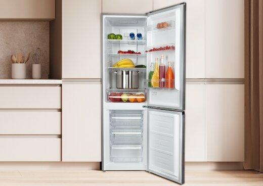 Lodówka z otwartymi drzwiami w zabudowie kuchennej.