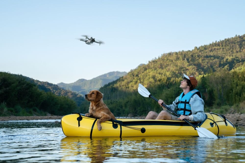 Dron DJI Mini 3 bateria lot sterowanie akrobacje czas lotu zasięg funkcje lądowanie kamera rozdzielczość filmy zdjęcia nagrywanie jakość ładowanie aplikacja przesył pilot śmigła stabilizacja fotografia waga wymiary konstrukcja obudowa korpus ramiona silnik